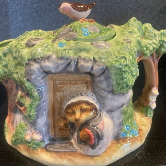 RARE Beatrix-Potter Mrs. Tiggy-winkle Teapot - Picture 1 of 7